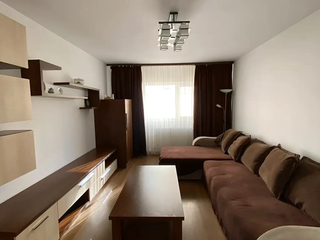 vanzare cumparare apartament Giurgiu Giurgiu living cu canapea maro