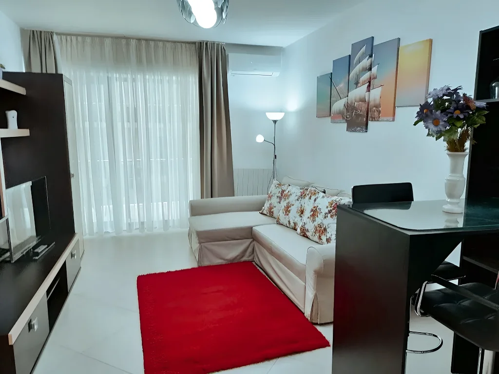 living cu canapea alba apartament inchiriere Mamaia Constanța