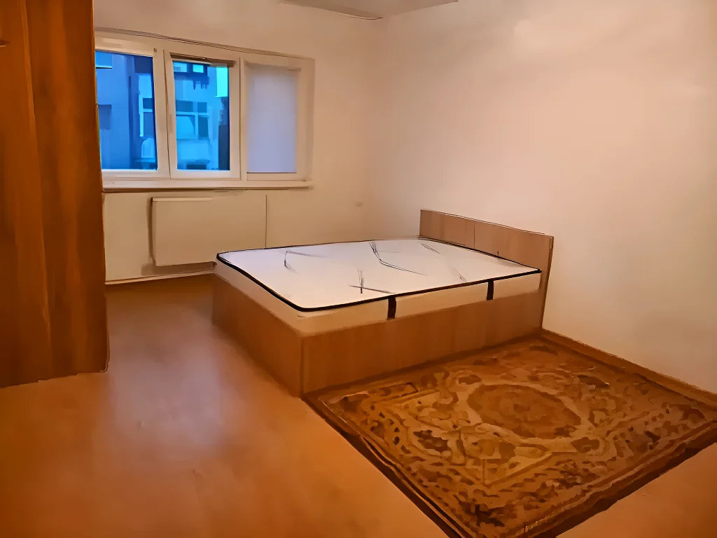 Dormitor cu pat si covor apartament de inchiriere Tulcea Tulcea