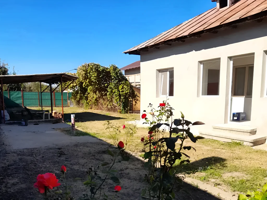 vanzare cumparare casa cu trandafiri curte Brătășanca Prahova