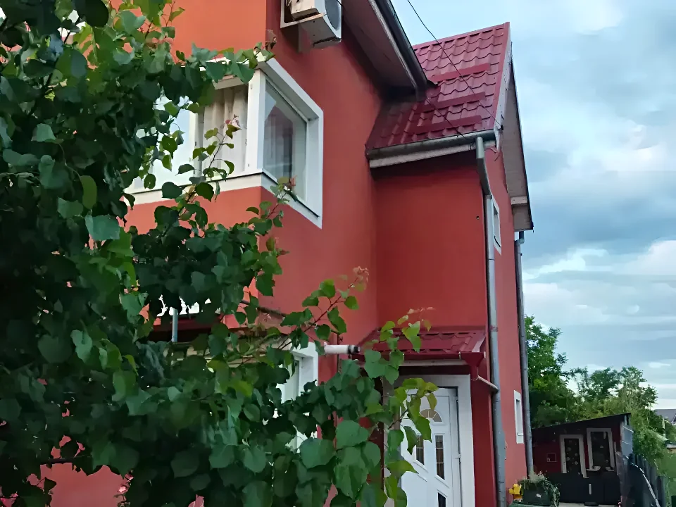 Casa de vanzare cu fatada rosie eleganta in Otopeni Ilfov