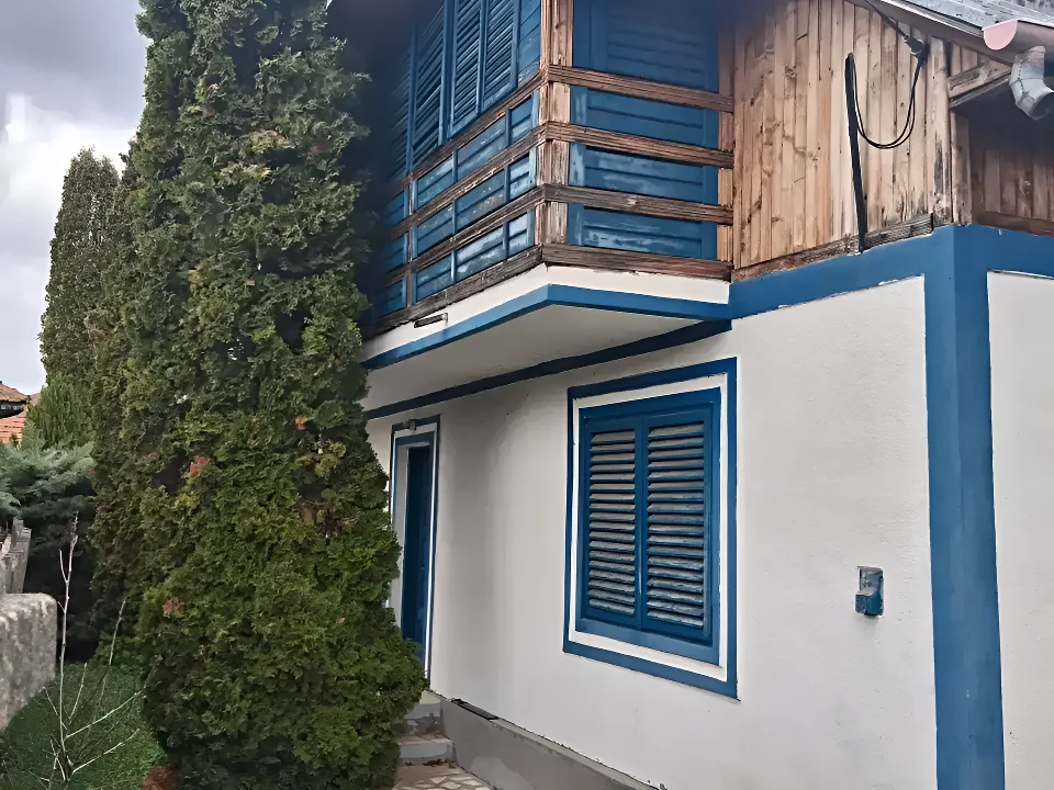 Casa de vanzare in Stâlpeni Argeș fatada cu obloane