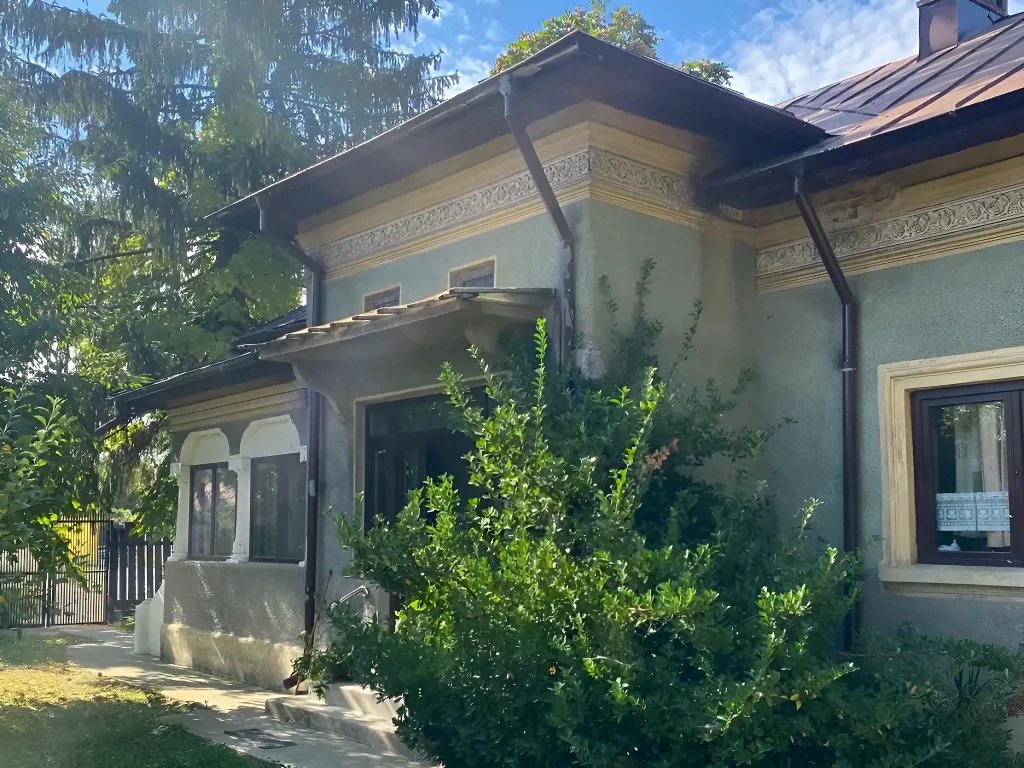fațadă bătrânească casă vânzare cumpărare Titu Dâmbovița