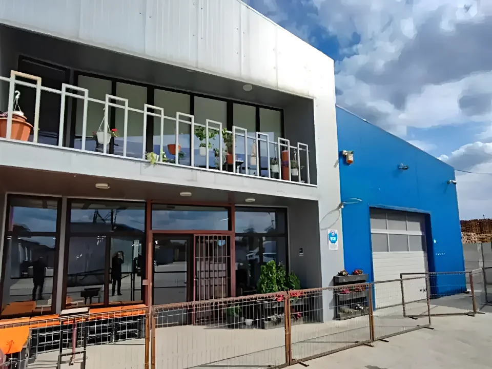 Vanzare hala Afumati Ilfov exterior cladire cu balcoane