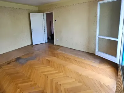 camera cu usa alba apartament vanzare cumparare Brașov Brașov