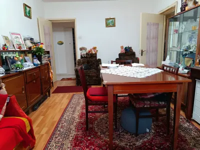 cumparare apartament Brașov Brașov sufragerie cu masa lemn