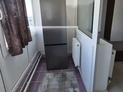 Balcon cu frigider si fereastra de inchiriere garsoniera Buzău Buzău