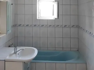 baie cu cada si fereastra apartament vanzare cumparare Calafat Dolj