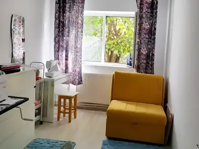 Living cu canapea galbena apartament vanzare Constanta