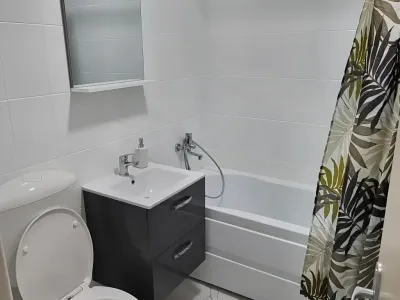 baie modernă cu duș inchiriere apartament Constanța Constanța