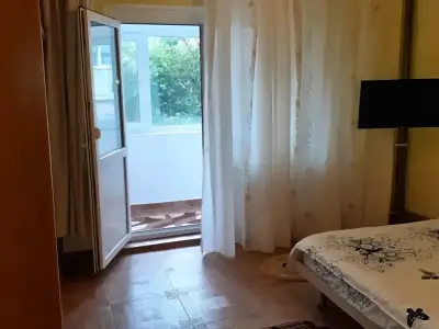 Dormitor cu pat si balcon apartament inchiriere Constanța