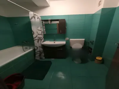 baie modernă cu cadă apartament de închiriere Florești Cluj