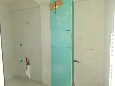 Baie modernă cu dulap albastru apartament Florești Cluj