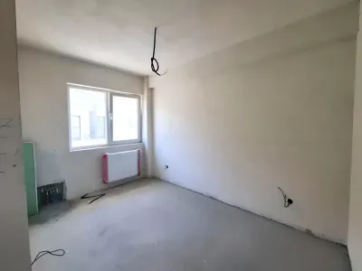 Cameră luminoasă cu fereastră mare apartament Florești Cluj