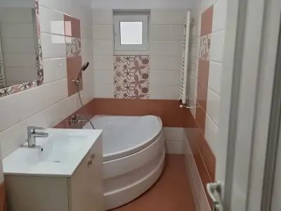vanzare cumparare apartament Focșani Vrancea baie mare cu cada