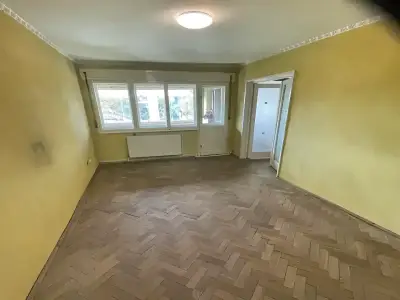 Camera cu pereti galbeni apartament vanzare Galati Galati