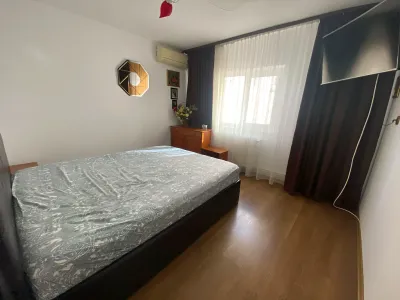 vanzare cumparare apartament Giurgiu Giurgiu dormitor cu pat si dulap