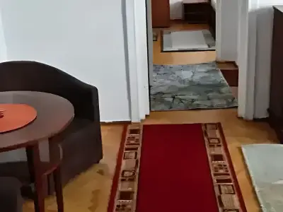 Apartament inchiriere Iasi Iasi sufragerie cu covor rosu