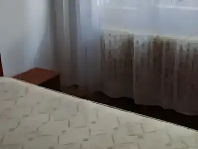 Apartament inchiriere Iasi Iasi dormitor cu pat si perdele