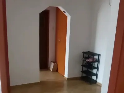 hol cu scara si raft decorativ apartament inchiriere Iași Iași