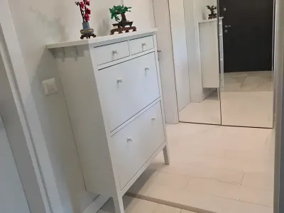 hol cu dulap alb si oglinda vanzare cumparare apartament Iași Iași