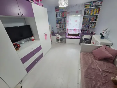 dormitor cu pat birou si raft vanzare cumparare apartament Iași Iași