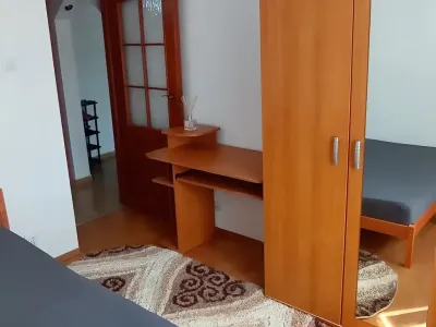 camera cu birou si dulap hol apartament inchiriere Iași Iași