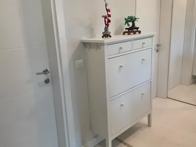 hol cu dulap alb langa oglinda vanzare cumparare apartament Iași Iași