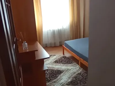 dormitor cu pat si birou mare apartament inchiriere Iași Iași