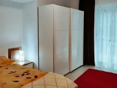 dormitor cu dulap si pat apartament inchiriere Mamaia Constanța