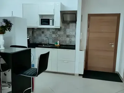 bucatarie cu blat negru apartament inchiriere Mamaia Constanța