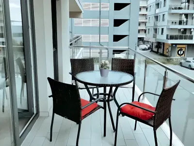 balcon mobilat cu masa apartament inchiriere Mamaia Constanța