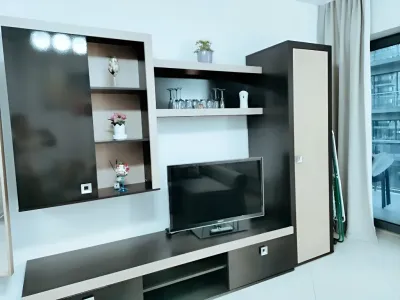 tv montat pe perete living apartament inchiriere Mamaia Constanța