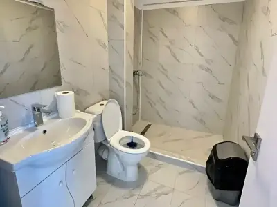 Apartament de vanzare in Otopeni Ilfov baie cu dus modern