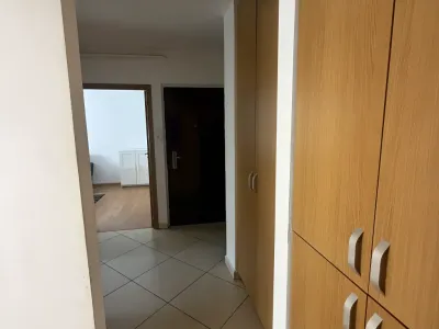 apartament vanzare-cumparare Pitești Argeș hol spațios cu gresie