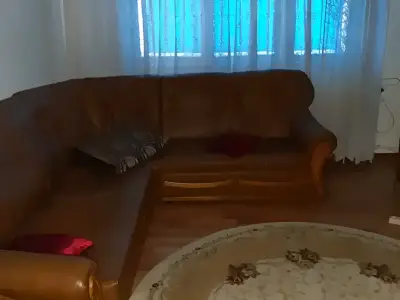 Vanzare apartament Pitești Argeș canapea piele living