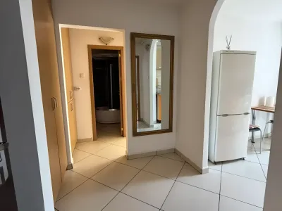 apartament vanzare-cumparare Pitești Argeș hol spre bucătărie
