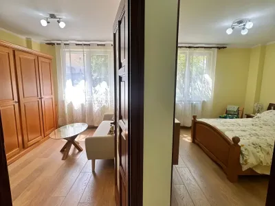 dormitor spatios cu canapea apartament vanzare Roman Neamț