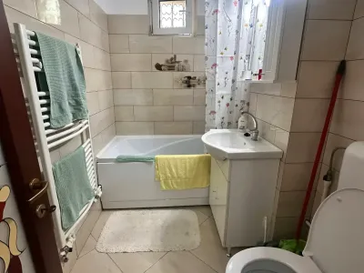 baie cu cada si toaleta apartament de vanzare Roman Neamț