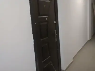 Interior garsoniera de vanzare Roșu Ilfov perete alb