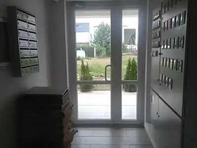 Intrare bloc garsoniera de vanzare Roșu Ilfov amenajata