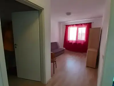 Garsoniera de vanzare in Rosu Ilfov living cu perdea rosie