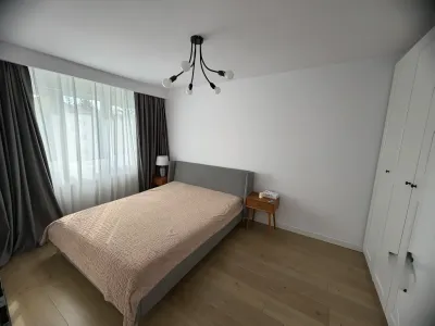 dormitor cu pat si candelabru apartament inchiriere Sibiu Sibiu