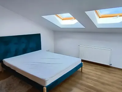 dormitor primitor cu pat inchiriere apartament Sibiu Sibiu