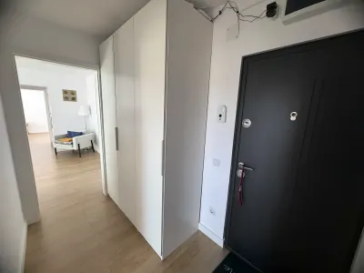 hol modern cu usa neagra design apartament inchiriere Sibiu Sibiu