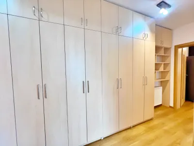 zona de zi cu dulapuri albe inchiriere apartament Sibiu Sibiu