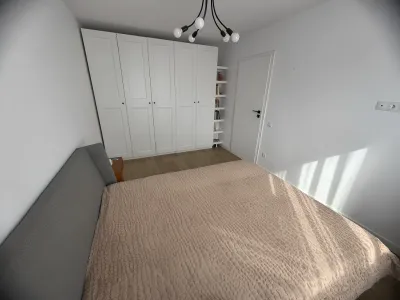 dormitor cu pat si canapea apartament inchiriere Sibiu Sibiu