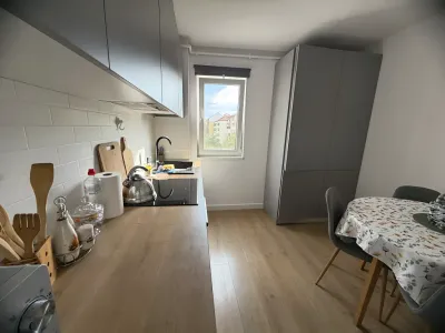 bucatarie cu masa si scaune apartament inchiriere Sibiu Sibiu