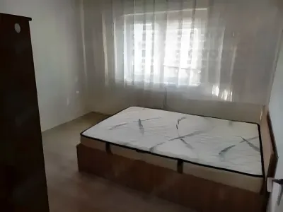 Dormitor luminos cu perdele apartament de inchiriere Tulcea Tulcea