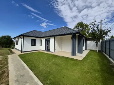 Casa de inchiriere Balotești Ilfov fatada casa cu gradina